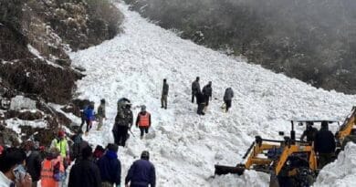 सिक्किम में हिमस्खलन, 7 टूरिस्ट्स की मौत; आर्मी ने संभाला मोर्चा  4 avalanche in sikkim, 7 tourists killed
