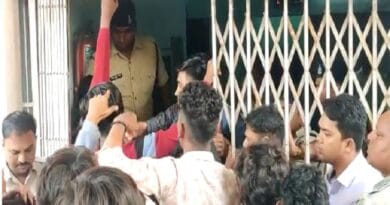 people entered the police station to take revenge from the accused of murder in Chhatisgarh, the soldiers fired sticks, dharmatari news, crime., people attack on police station