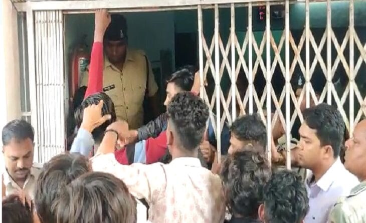people entered the police station to take revenge from the accused of murder in Chhatisgarh, the soldiers fired sticks, dharmatari news, crime., people attack on police station