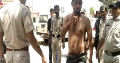 ग्वालियर में पेट्रोल उड़ेल कर आत्मदाह की कोशिश, जनसुनवाई में शिकायत लेकर पहुंचा था युवक 4 man commit try to suicide in sp office in sp office, gwalior news, Sp office gwalior, try to commite suiciede