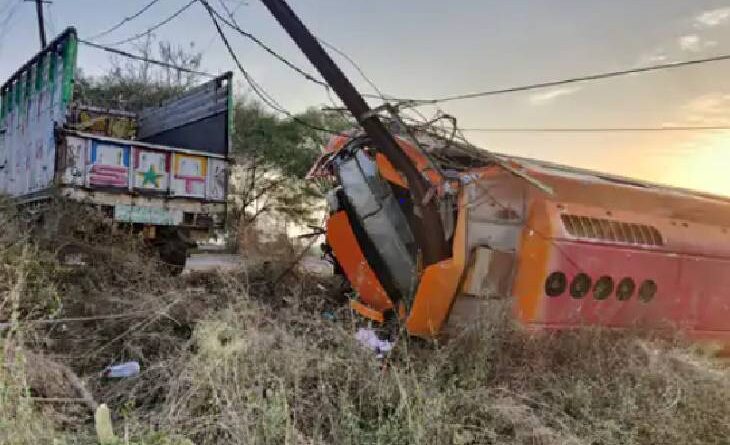 Bus overturned to save Nilgai in dewas, 50 people were on board, 9 passengers injured