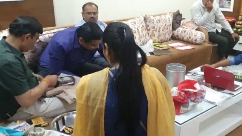 lokayukta raided patwaris 4 places in khargone, 4 houses, 7 shops, 4 lakh cash and jewelry found, corruption exposed, lokayukta raid, khargone news