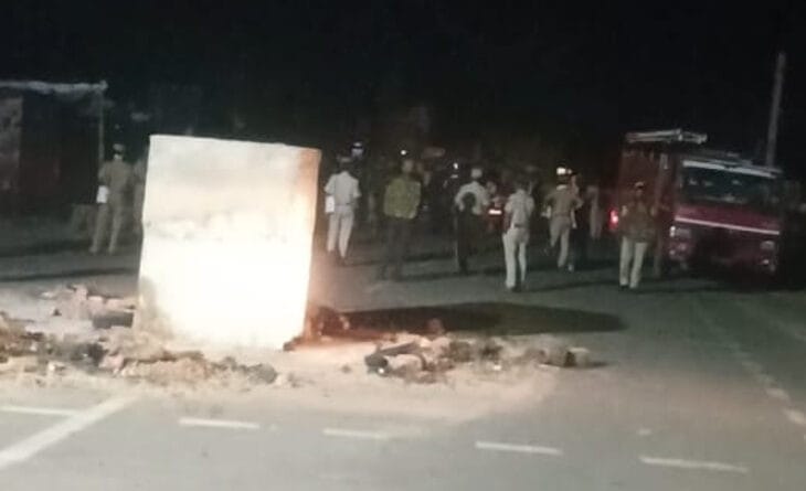 riots in bharatpur rajasthan, peoples fired vehicles, police force also there