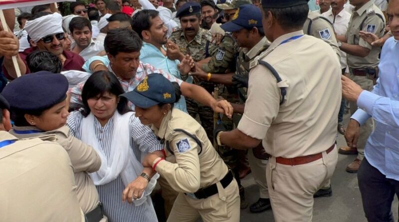 Police manhandled Congress MLA Vijayalakshmi Sadhau, who was standing to oppose CM Shivraj, shivraj singh chouhan congress news, Congress oppose of CM, Maheshwar news