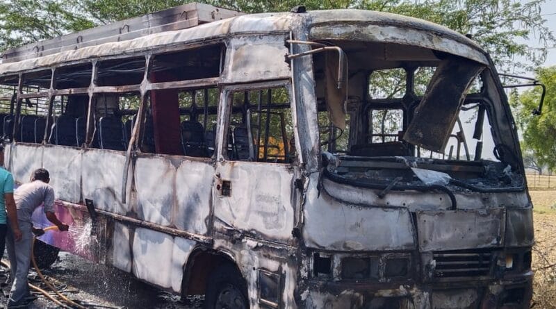 Fire broke out in a bus full of passengers in Bhind, people saved their lives by jumping from the window, bus fired in bhind, passengers are safe, bhind news