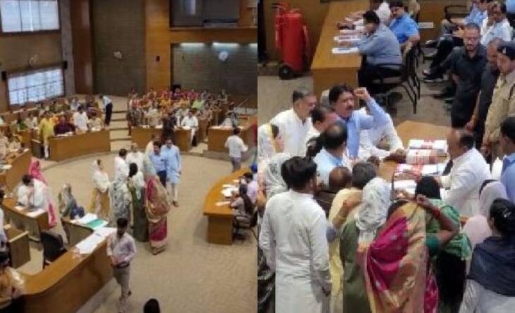 Uproar in the meeting of Bhopal Corporation on councilor funds and MIC resolutions, the chairman was surrounded twice, MIC meeting, नगर निगम की बैठक में हंगामा, अध्यक्ष की कुर्सी घेरी