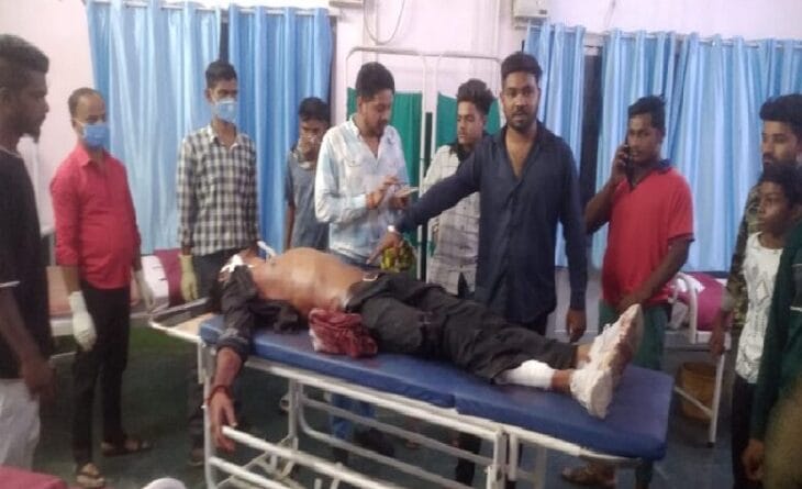 रंजिश के चलते सरेआम युवक का मर्डर; 8-10 गुंडों ने मारे लाठी-डंडे, चाकू से ताबड़तोड़ वार किए 5 Murder of a young man in public due to enmity; 8-10 goons attacked with sticks and knives, Bilaspur news, murder