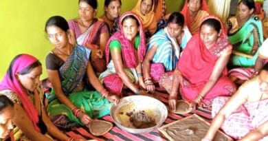 Women making idols out of cow dung, the name itself became sculpture village, dung art, chhatisgarh news, Durg news