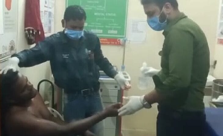 मेडिकल स्टोर संचालक से दिनदहाड़े मारपीट, चाकू मारा; खून से लथपथ पकड़ने दौड़ा, लेकिन आरोपी भागे  8 Medical store operator was assaulted in broad daylight, stabbed in Bilaspur; Ran to catch the blood-soaked, but the accused fled, Bilaspur news, Chattisgarh news, crime, gundagardi in Bilaspur