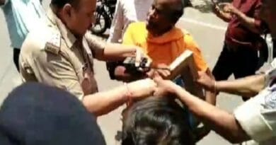 ग्वालियर में नाथूराम गोडसे पर फिर बवाल, हिंदू महासभा कार्यकर्ताओं की पुलिस से झूमाझटकी, छीनी तस्वीर  2 Uproar again over Nathuram Godse in Gwalior, Hindu Mahasabha workers scuffle with police, photo snatched in gwalior, gwalior news, Hindu mahasabha, Nathuram Godse controversy, 114 jayanti of Nathuram godse