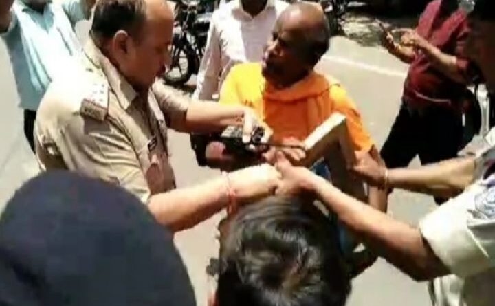 Uproar again over Nathuram Godse in Gwalior, Hindu Mahasabha workers scuffle with police, photo snatched in gwalior, gwalior news, Hindu mahasabha, Nathuram Godse controversy, 114 jayanti of Nathuram godse