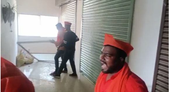 Bajrangis ransacked the jabalpur Congress office, pelted stones, agitated over banning Bajrang Dal in Karnataka, jabalpur news, kamalnath, dr. govind singh