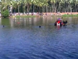 केरल में टूरिस्ट बोट नदी में पलटी, 22 की मौत, रेस्क्यू ऑपरेशन जारी 1 Tourist boat overturned in the river in Kerala, 22 died, Rescue operation continues, beach accident, मुख्यमंत्री पिन्नराई विजयन