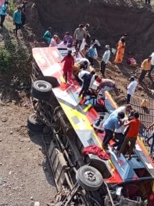 खरगोन में रेलिंग तोड़कर 50 फीट नीचे सूखी नदी में गिरी बस, 3 बच्चों समेत 22 की मौत 1 Bus broke the railing and fell into 50 feet below dry river in khargone, 22 including 3 children died, khargone accident, accident, shivraj singh chouhan, khargone bus hadsa, bus hadsa