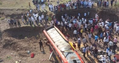 खरगोन में रेलिंग तोड़कर  50 फीट नीचे सूखी नदी में गिरी बस, 3 बच्चों समेत 22 की मौत 2 bus broke the railing and fell into 50 feet below dry river, 22 including 3 children died, khargone accident, accident, shivraj singh chouhan, khargone bus hadsa, bus hadsa