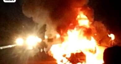 इंदौर में तीन युवकों को पीटा, फिर कार में लगाई आग, बाइक टकराने की बात पर हुआ झगड़ा 2 Three youths were beaten up in Indore, then the car was set on fire, a fight broke out over the bike hitting from behind, indore news, crime, महू में कार फूंकी, टक्कर के बाद आग लगाई