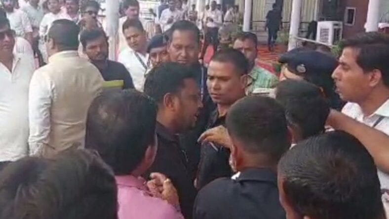 Minister Singhdev's supporters created ruckus on not being allowed inside the airport, argued with the police, darima news, chhatisgarh news, CM bhupesh baghel