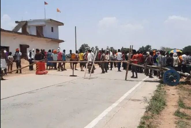 Mother-in-law and daughter-in-law were killed by hitting an axe, angry people blocked the house of the accused in front of the police, anuppur news, double murder in anuppur, crime, अनूपपुर में हत्या के बाद हंगामा