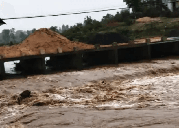 8.58 inches of rain in Narsinghpur in 24 hours, trains diverted, water entered judge's bungalow; Pickup vehicle in Hiran river in Jabalpur, weather updates, weather news, बाढ़, MP barish