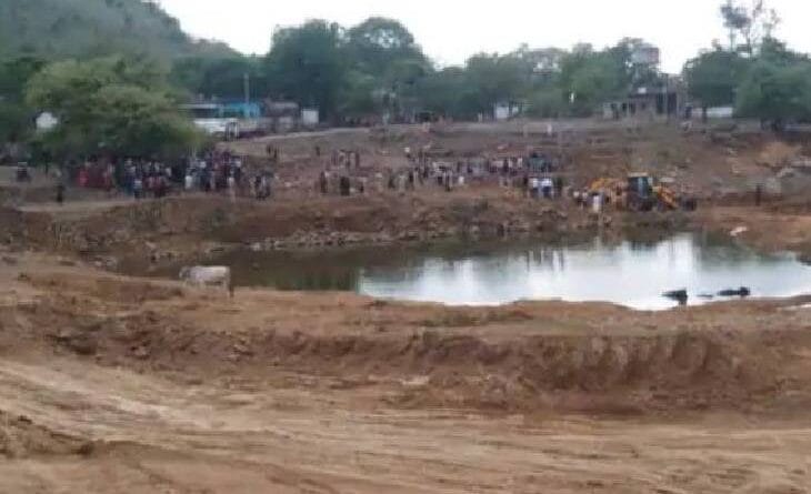 Two women died due to mine collapse in bhopal, they had gone to collect soil to fill the house, भोपाल न्यूज, दो महिलाओं की मौत, तालाब की मिट्‌टी धंसी
