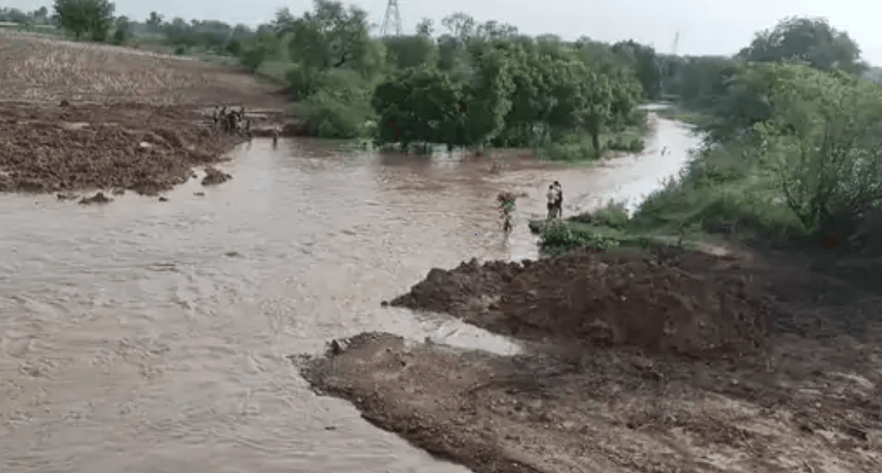 दतिया नदी में गिरा मिनी ट्रक, 3 बच्चों समेत 5 लोगों की मौत, 12 घायल; ट्रक से शादी में जा रहे थे 54 मजदूर 1 Mini truck fell in Datia river, 5 people including 3 children died, 12 injured; 54 laborers were going to the wedding in a truck, accident, datiya news, MP news