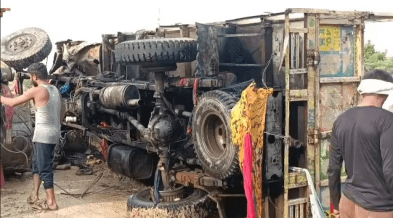 Mini truck fell in Datia river, 5 people including 3 children died, 12 injured; 54 laborers were going to the wedding in a truck, accident, datiya news, MP news