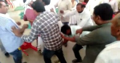 In Khandwa Congress office kicked, punched, threw chairs, angry on calling Muslim leader a BJP agent, khandwa news, congress news, sanjay datta, प्रभारी कांग्रेस सचिव संजय दत्त, कांग्रेस न्यूज
