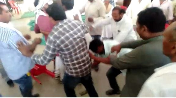 In Khandwa Congress office kicked, punched, threw chairs, angry on calling Muslim leader a BJP agent, khandwa news, congress news, sanjay datta, प्रभारी कांग्रेस सचिव संजय दत्त, कांग्रेस न्यूज