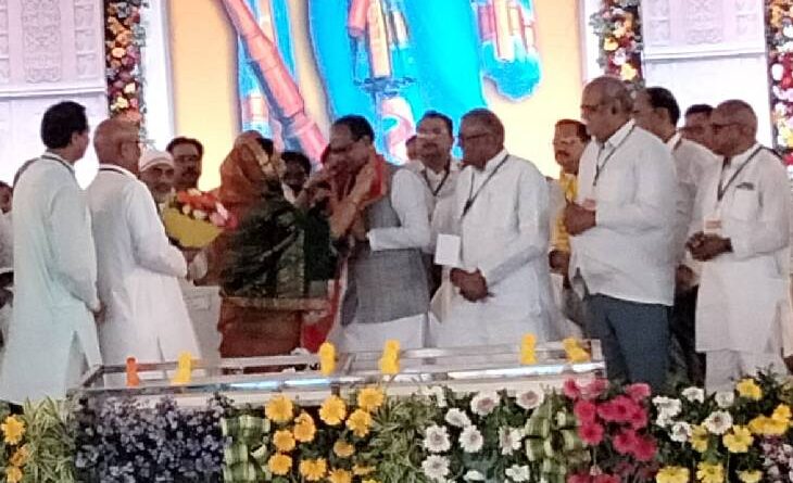 Conference of Kirar-Dhakad Samaj in Bhopal, CM Shivraj said - still remember the beating on the first movement, shivraj singh chouhan, Sadhna singh, bhopal news, kirar samaj