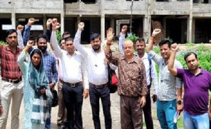 Stuck in corporation's project by taking home, wandering for 4 years; Said - will boycott the assembly elections, bhopal nagar nigam, pradhan mantri awas yojana, nigam project very late