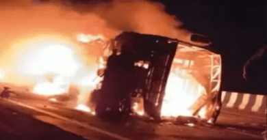 बस का टायर फटा, डिवाइडर से टकराकर पलटने के बाद ब्लास्ट, 26 यात्री जिंदा जले; 8 लोगों ने खिड़की तोड़कर बचाई जान 5 The tire of the bus burst, blast after hitting the divider, 26 passengers burnt alive in maharashtra, 8 people saved their lives by breaking the window, accident, blast in bus,fired in bus in maharashtra