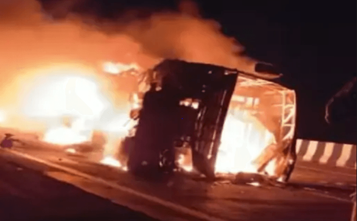 The tire of the bus burst, blast after hitting the divider, 26 passengers burnt alive in maharashtra, 8 people saved their lives by breaking the window, accident, blast in bus,fired in bus in maharashtra