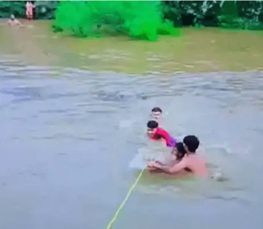 नर्मदा नदी में घिरे चारों युवकों को 14 घंटे बाद सुरक्षित निकाला, मछली पकड़ने उतरे थे, रस्सी के सहारे बाहर निकाला 1 Four youths surrounded in Narmada river were rescued after 14 hours, had gone fishing, pulled out with the help of a rope, jabalpur news, mausam updates, weather updates, narmada flood