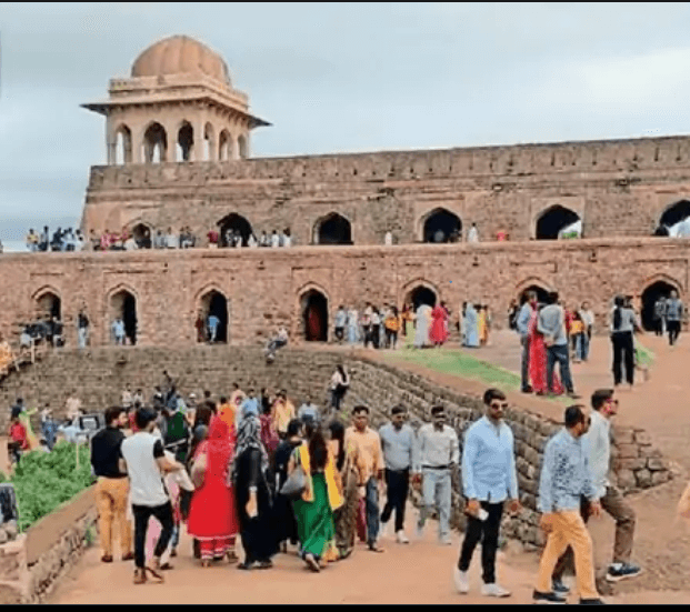 छिंदवाड़ा में पूर्व मंत्री के बंगले में भरा पानी; भोपाल समेत 29 जिलों में बारिश का अलर्ट 1 Water filled in former minister's bungalow in Chhindwara; Rain alert in 29 districts including Bhopal, weather updates, weather news, barish, mausam news