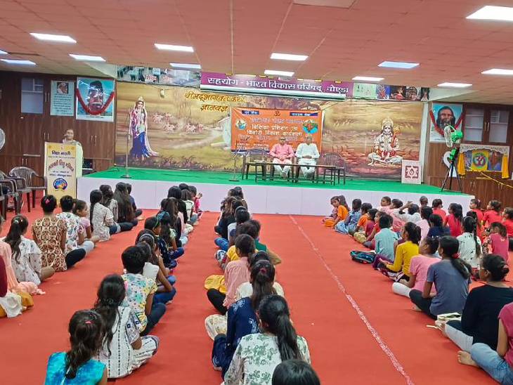 लड़कियों को सिखाया शारीरिक और स्वास्थ्य का महत्व, शिक्षिका-किशोरी विकास प्रशिक्षण कार्यक्रम संपन्न 1 Taught girls the importance of physical and health, teacher-adolescent development training program completed, Noida news, Seva bharti, vinod bansal, RSS