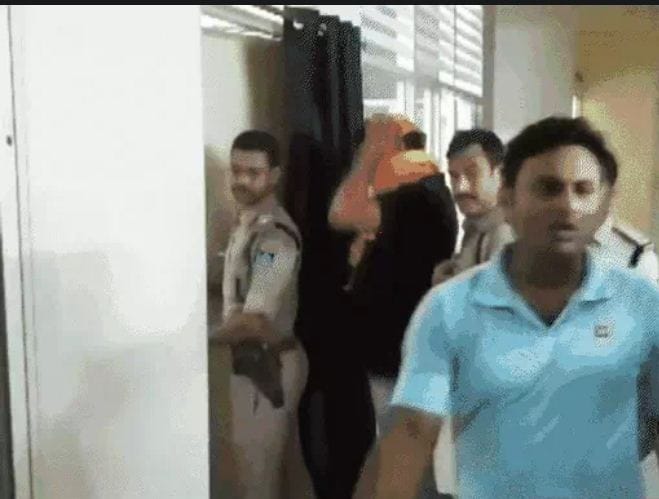 CM शिवराज ने पेशाब कांड के पीड़ित के पैर धोए, माफी मांगी; बोले- सुदामा, अब तुम मेरे दोस्त 5 CM Shivraj washed the feet of the victim of urine scandal, apologized; Said- Sudama, now you are my friend, sidhi urine scancle, Cm shivraj singh chouhan, सीधी पेशाब कांड, सीधी न्यूज