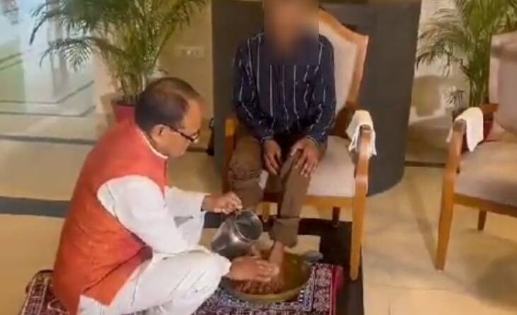 CM Shivraj washed the feet of the victim of urine scandal, apologized; Said- Sudama, now you are my friend, sidhi urine scancle, CM shivraj singh, political news, सीधी पेशाब कांड अपडेट