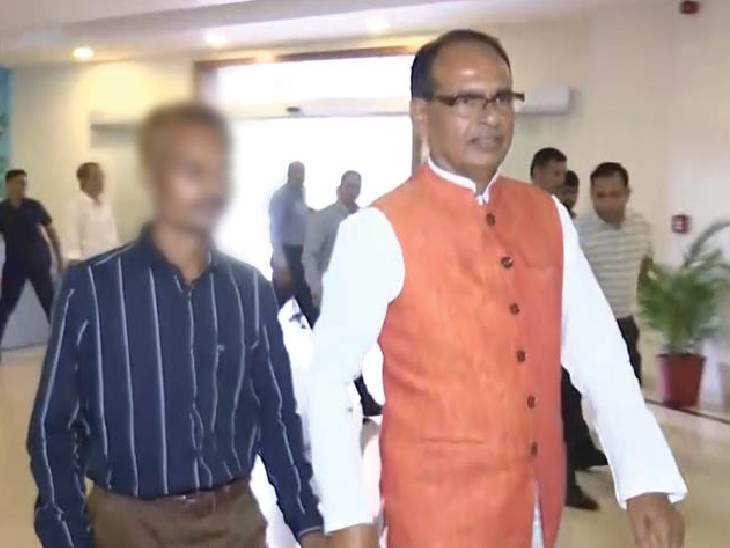 CM शिवराज ने पेशाब कांड के पीड़ित के पैर धोए, माफी मांगी; बोले- सुदामा, अब तुम मेरे दोस्त 1 CM Shivraj washed the feet of the victim of urine scandal, apologized; Said- Sudama, now you are my friend, sidhi urine scancle, Cm shivraj singh chouhan, सीधी पेशाब कांड, सीधी न्यूज