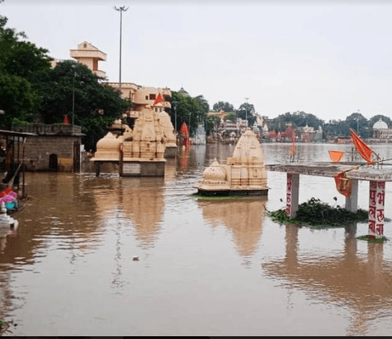 शाजापुर में चीलर नदी में उफान, विदिशा में 20 गांवों बाढ़ जैसे हालात; 29 जिलों में बारिश का अलर्ट 1 Shipra water entered temples in Ujjain, water level of Narmada-Parvati also increased; Heavy rain alert in 16 districts, weather news, mausam, MP news, barish updates