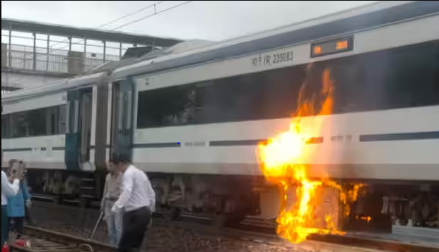 Fire breaks out in RKMP-Nizamuddin Vande Bharat, all passengers including VIPs traveling in the train are safe, vande bharat train, bhopal news