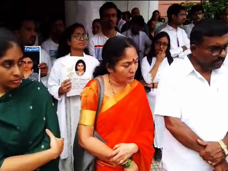 MP में जूनियर डॉक्टर अनिश्चितकालीन हड़ताल पर, 7 राज्यों का समर्थन; डॉ. बाला के पेरेंट्स बोले- सभी बेटियों का सवाल, हमें न्याय चाहिए 1 Junior doctors in MP on indefinite strike, support of 7 states; Dr. Bala's parents said - the question of all daughters, we want justice, dr. bala saraswati suicide case, MP news