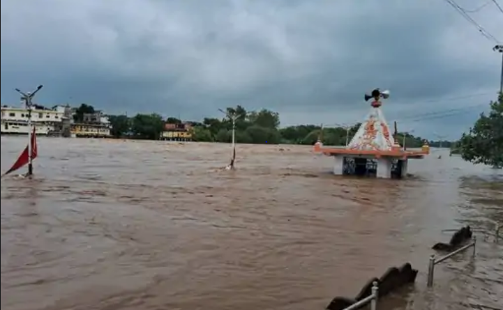 Intermittent rain in Bhopal, Dindori-Mandla road closed, Ghats on Narmada bank submerged, MP news, barish updates, weather updates, weather news