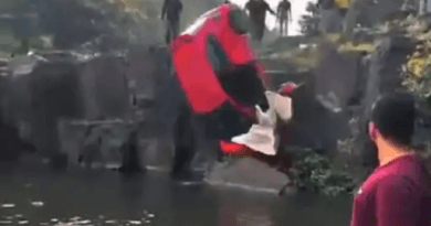 इंदौर में कुंड में गिरी कार, 12 साल की बच्ची को बचाने पिता भी कूदे; लोगों ने दोनों को बचाया 2 The car fell into a pool in Indore, the father also jumped to save the 12-year-old girl; people saved both, accident in indore, indore news, MP news