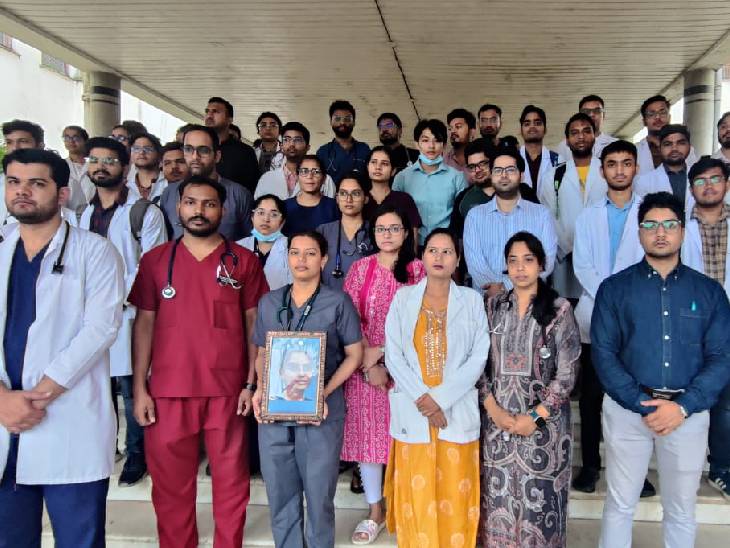 MP में जूनियर डॉक्टर अनिश्चितकालीन हड़ताल पर, 7 राज्यों का समर्थन; डॉ. बाला के पेरेंट्स बोले- सभी बेटियों का सवाल, हमें न्याय चाहिए 2 Junior doctors in MP on indefinite strike, support of 7 states; Dr. Bala's parents said - the question of all daughters, we want justice, dr. bala saraswati suicide case, MP news