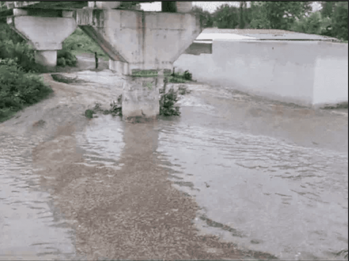 रतलाम में दिल्ली-मुंबई ट्रैक पर मिट्टी बहने से 28 ट्रेनें डायवर्ट, बड़वानी-सेंधवा हाईवे बंद, शिवना ने किया पशुपतिनाथ का अभिषेक 1 28 trains diverted due to mud flow on Delhi-Mumbai track in Ratlam, Barwani-Sendhwa highway closed, Shivna performed the anointment of Pashupatinath, mausam updates, weather updates, barwani news, ujjain barish, MP barish news
