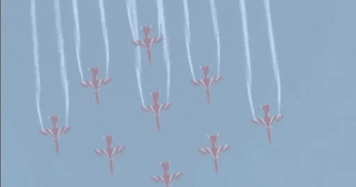 भोपाल में एयर-शो में वायुसेना ने दिखाया शौर्य, चिनूक की होल्डिंग पोजिशन; सूर्य किरण विमानों ने आसमान में बनाया त्रिशूल 3 Air Force showed bravery in the air show in Bhopal, Chinook holding position; Surya Kiran planes created a trident in the sky