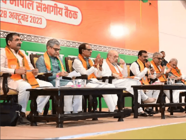 गृहमंत्री अमित शाह के खिलाफ चुनाव आयोग से शिकायत, कांग्रेस ने लगाया अधिकारी-कर्मचारियों को धमकाने का आरोप 1 Complaint to Election Commission against Home Minister Amit Shah, Congress accused of threatening officers and employees, election 2023, MP election 2023, kalluram news,MP congress, JP dhanopia, Amit shah complaint, election commission