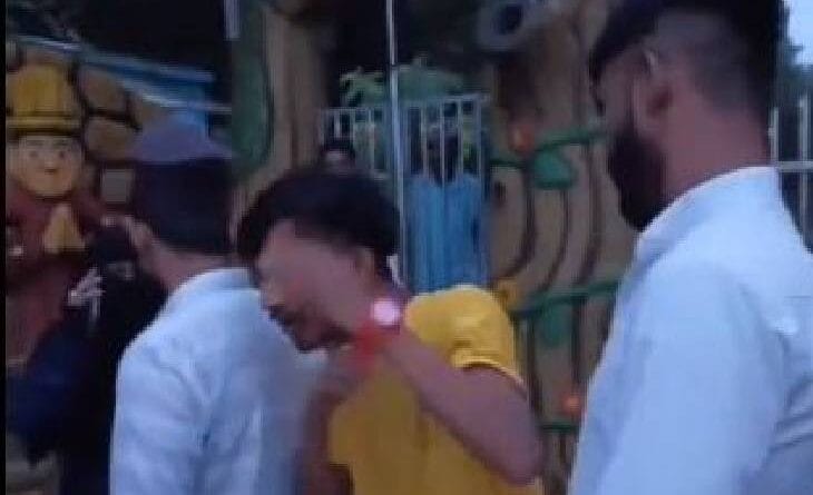 Young men slapped for hanging out with girls from special community, video going viral, chhindwara, kalluram news, viral video, marpit