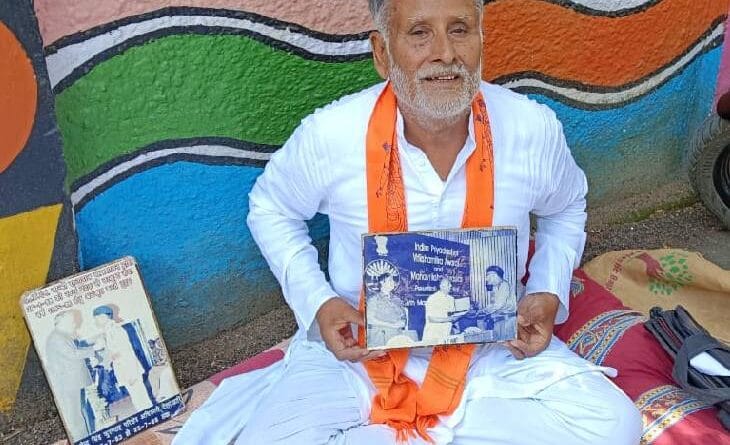 Retired forest officer on protest outside Chhindwara Municipal Corporation, said - Land mafia cut plots on the land, no action, chhindwada news, MP news, chhindwada nagar nigam, kalluram news