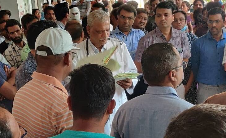 Dean imposed absence of doctors in Chhindwara District Hospital, took U-turn when there was uproar, chhindwada district hospital, chhindwada hospital uproar, MP news